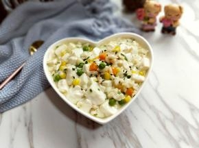 盛出装盘，撒上少许熟黑芝麻点缀。