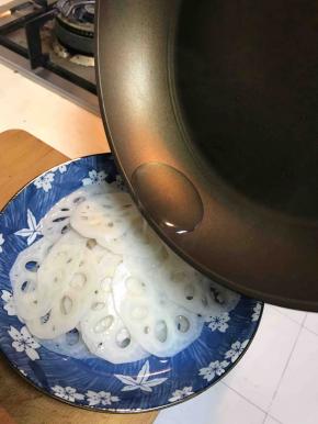 将沥干的莲藕码在盘中，倒入熬好的糖醋汁。