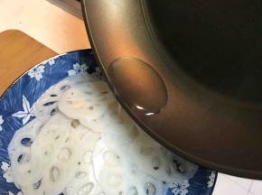 将沥干的莲藕码在盘中，倒入熬好的糖醋汁。