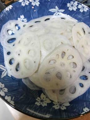 在锅中倒入约半瓢水，并将侵泡后的莲藕沥出，尽量沥干水分