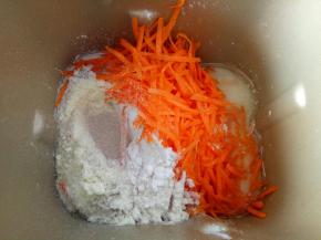 将所有材料先液体后粉的顺序放入面包桶，最后放入酵母