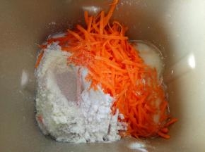 将所有材料先液体后粉的顺序放入面包桶，最后放入酵母