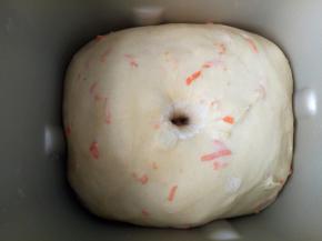 面团发酵至两倍大，用手指蘸面粉戳孔不凹陷，不回缩即可