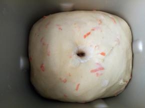 面团发酵至两倍大，用手指蘸面粉戳孔不凹陷，不回缩即可
