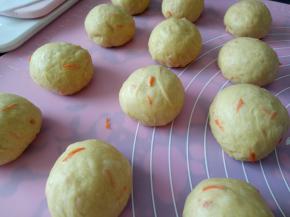 整形，将面团分成均匀的12等份，分别滚圆