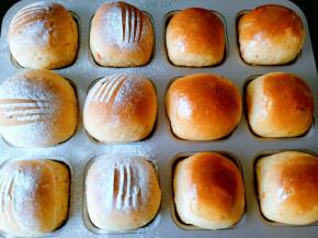 烤好后的蛋糕轻震一下脱模