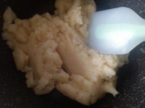 搅拌均匀至没有干粉，等待面糊晾凉至不烫手