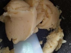 鸡蛋分三到四次加入面糊