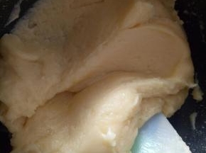 每一次加入都要搅拌均匀后再倒入鸡蛋液