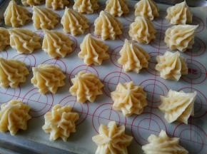 裱花袋装合适的裱花嘴，将面糊倒入裱花袋，均匀的挤在烤盘上