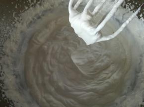 打发淡奶油，加入白砂糖打发至8.9分状态