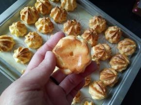 泡芙底部戳一个小洞洞