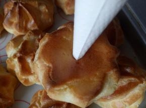 裱花袋剪一个小口，将奶油挤入泡芙中