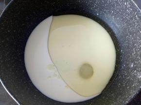 将牛奶，油，盐，糖放入不粘锅，煮沸