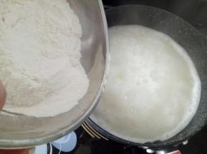 煮沸后立刻关火，立刻倒入过筛好的面粉