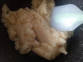 用刮刀搅拌均匀至无干粉，晾凉待用