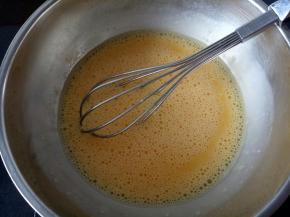 将鸡蛋打散，分3-4次倒入面糊中，每一次需彻底搅拌均匀后才能再次加入鸡蛋液