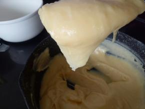 面糊最后的状态，用刮刀提起呈倒三角不掉