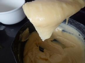 面糊最后的状态，用刮刀提起呈倒三角不掉