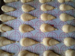 再将裱花袋剪大一些的口，在烤盘上挤出水滴状的样子，每一个面糊的间隔需大一点