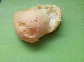 将泡芙从中下层用刀剖开