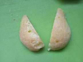 再将上面的一半对半切开