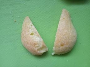 再将上面的一半对半切开