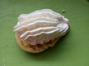 底部挤入打发好的奶油