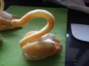 最后把天鹅的脖子安上（也可以先安脖子再安翅膀，看个人习惯）