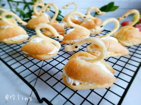 用融化的巧克力将天鹅的眼镜点缀上