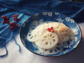 撒上适量小米辣，一盘清新爽口的糖醋莲藕几时出锅。