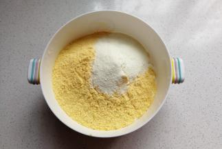 面粉、玉米面、奶粉放入容器中混合