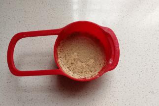 酵母也用少许温水化开