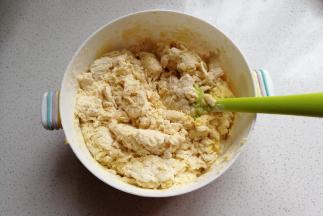 然后将酵母水和糖水分次加入面粉中，先搅拌成絮状