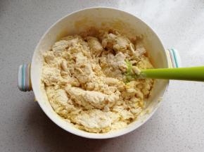 然后将酵母水和糖水分次加入面粉中，先搅拌成絮状
