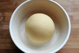 然后揉成光滑的面团，放入容器中，盖保鲜膜进行发酵