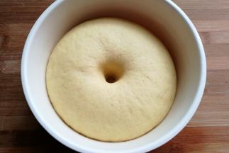 面团发酵至两倍大后取出挤压排气