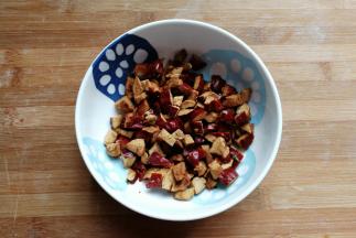 红枣数颗，用厨房剪刀剪成小颗粒状