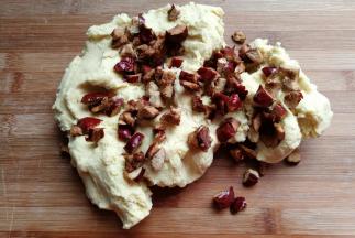 然后把红枣颗粒放入面团中