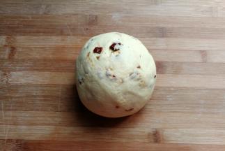 把红枣颗粒揉进面团中，使其均匀混合在面团中，再揉成一个光滑的面团