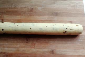 把面团搓成长圆条状