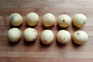 然后分成均匀的小剂子，再把小剂子搓圆盖保鲜膜静置10分钟