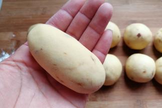 面团静置好后，先取一个面团，用手搓成圆柱状