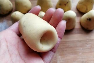 然后用大拇指在底部戳一个小洞