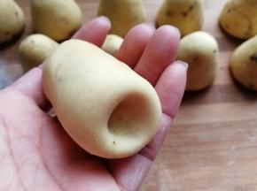 然后用大拇指在底部戳一个小洞