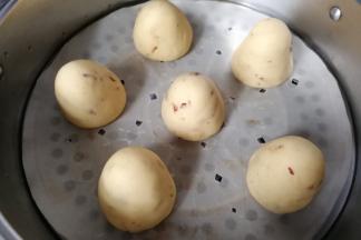 依次捏好所有的窝窝头，然后放入蒸锅中，大火蒸20分钟左右