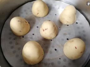 依次捏好所有的窝窝头，然后放入蒸锅中，大火蒸20分钟左右