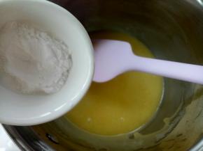 这个时候放入小苏打(小苏打提前称好)