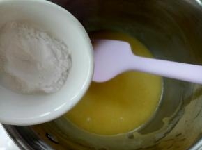 这个时候放入小苏打(小苏打提前称好)