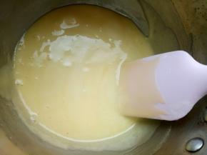 搅拌均匀后关火(加入了小苏打后会有点变白，这是正常的)